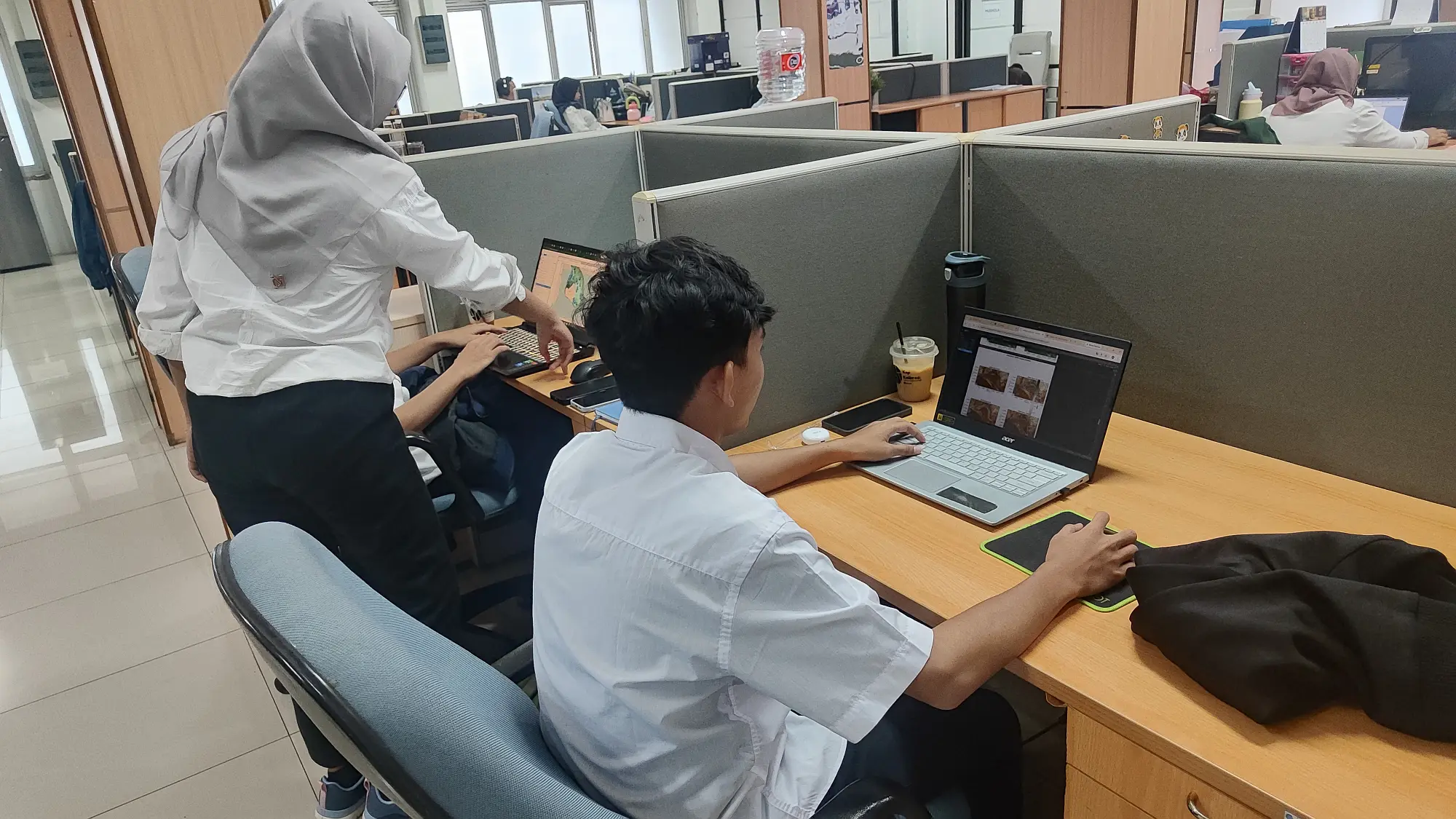 Mahasiswa sedang praktik pengolahan citra